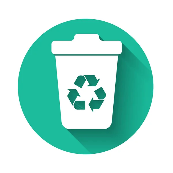 Witte Prullenbak met recycle symbool pictogram geïsoleerd met lange schaduw. Prullenbakpictogram. Vuilnis bin teken. Recycle mand teken. Groene cirkel knop. Vector illustratie — Stockvector