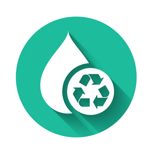 White Recycle sauberes Aqua-Symbol isoliert mit langem Schatten. Wassertropfen mit Zeichenrecycling. Grüner Kreis-Knopf. Vektorillustration — Stockvektor