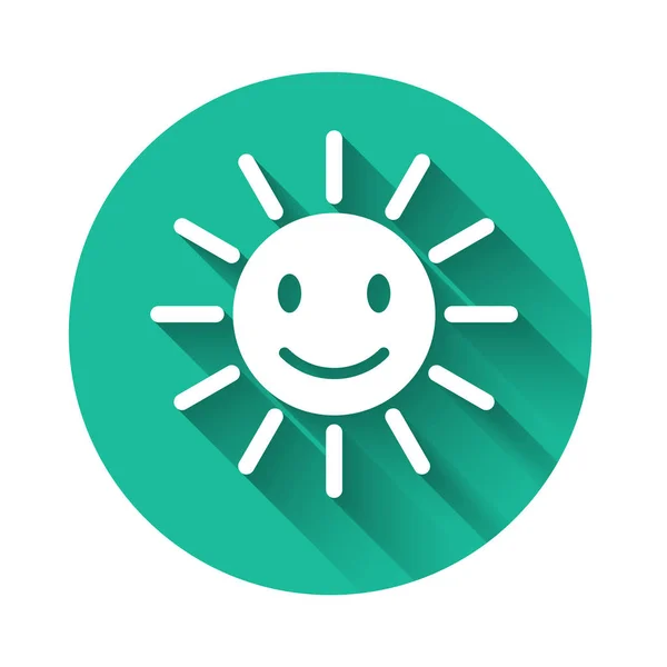 Белое симпатичное солнце с иконой улыбки, изолированной длинной тенью. Забавное улыбающееся солнце. Счастливой солнечной улыбки. Кнопка зеленого круга. Векторная миграция — стоковый вектор