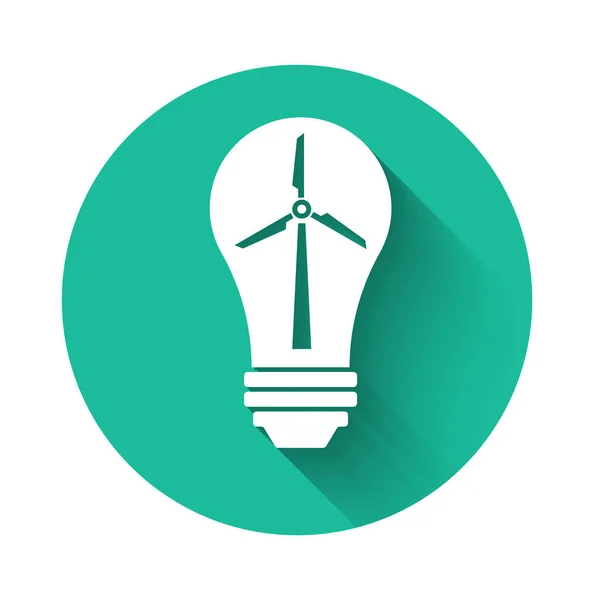 Bombilla de luz blanca con turbina eólica como idea de fuente ecológica de energía icono aislado con sombra larga. Concepto de energía alternativa. Botón círculo verde. Ilustración vectorial — Vector de stock