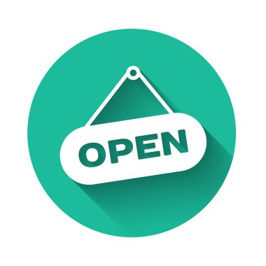 Metin ile beyaz asılı işareti uzun gölge ile yalıtılmış açık kapı simgesi. Yeşil daire düğmesi. Vektör Illustration