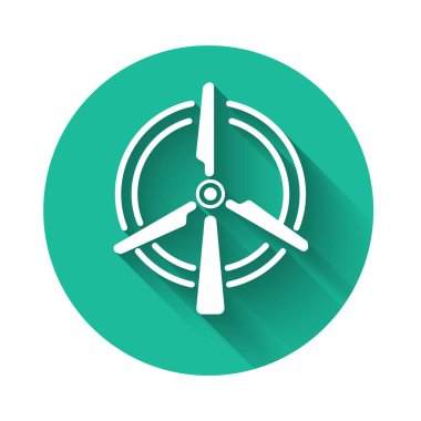 Beyaz Dönen rüzgar türbini simgesi uzun gölge ile izole. Rüzgar jeneratörü işareti. Yel değirmeni silueti. Elektrik enerjisi üretimi için yel değirmeni. Yeşil daire düğmesi. Vektör İllüstrasyonu