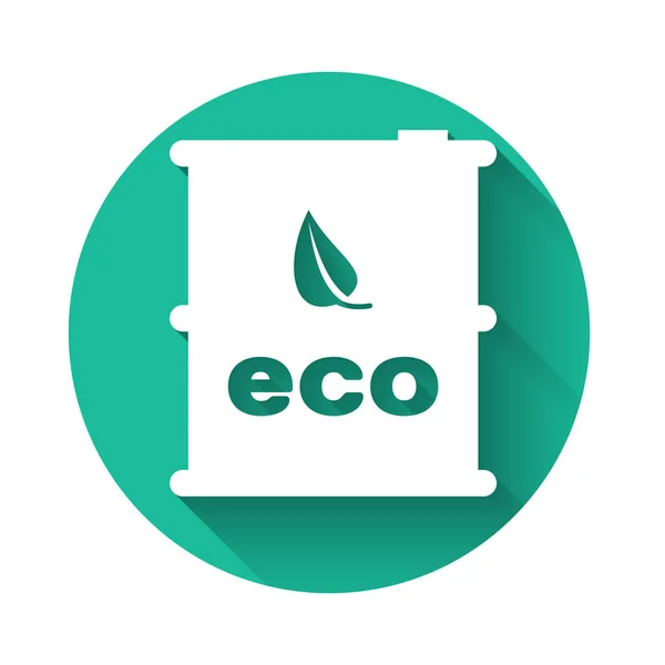 Vit bio bränsle fat ikon isolerad med lång skugga. Eco bio och kanister. Grön miljö och återvinn. Grön cirkel knapp. Vektor illustration — Stock vektor