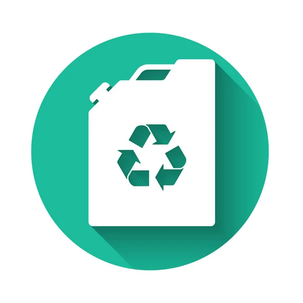 Wit Eco brandstof Canister pictogram geïsoleerd met lange schaduw. Eco Bio en vat. Groene omgeving en Recycle. Groene cirkel knop. Vector illustratie — Stockvector