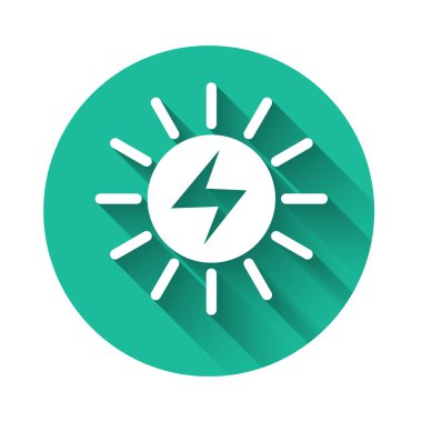 Beyaz Güneş enerji paneli simgesi uzun gölge ile izole. Yeşil daire düğmesi. Vektör İllüstrasyonu