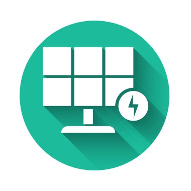 Beyaz Güneş enerji paneli simgesi uzun gölge ile izole. Yeşil daire düğmesi. Vektör İllüstrasyonu