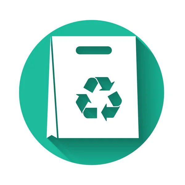 Saco de compras White Paper com ícone de reciclagem isolado com sombra longa. Saco com símbolo de reciclagem. Botão de círculo verde. Ilustração vetorial — Vetor de Stock