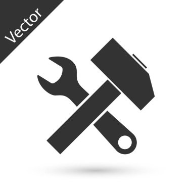 Gri Çapraz çekiç ve beyaz arka plan üzerinde izole anahtar simgesi