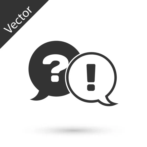 Burbujas de voz gris con icono de pregunta y exclamación aislado — Vector de stock