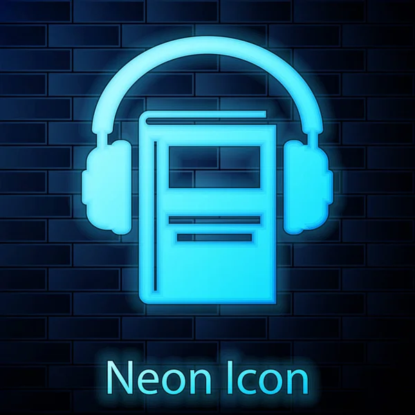 Glödande neon Audio bok ikon isolerad på tegel vägg bakgrund. Boka med hörlurar. Ljudvägvisare. Online lärande koncept. Vektor Illustration — Stock vektor