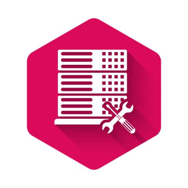 Uzun gölge ile izole tornavida ve anahtar simgesi ile beyaz veritabanı sunucusu. Ayarlama, hizmet, ayarlama, bakım, onarım, sabitleme. Pembe altıgen düğmesi. Vektör Illustration