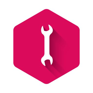 Uzun gölge ile izole beyaz anahtar simgesi. Anahtar tamir aracı. Servis aracı sembolü. Pembe altıgen düğmesi. Vektör Illustration