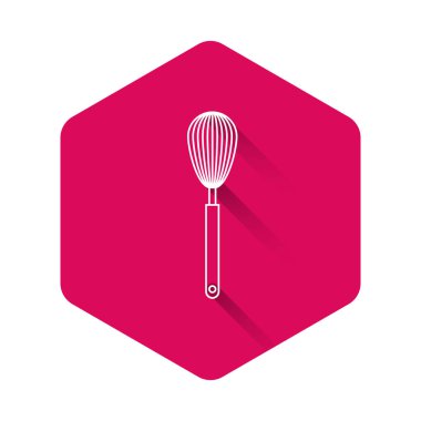 Beyaz mutfak fırçalama simgesi uzun gölge ile izole. Yemek Eşyası, yumurta çırpıcı. Çatal bıçak işareti. Gıda karışımı sembolü. Pembe altıgen düğmesi. Vektör Illustration