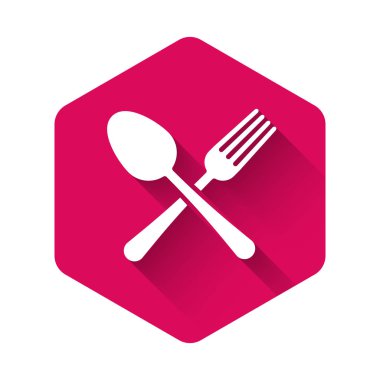 Beyaz çapraz çatal ve kaşık simgesi uzun gölge ile izole. Yemek Eşyası. Çatal bıçak işareti. Pembe altıgen düğmesi. Vektör Illustration