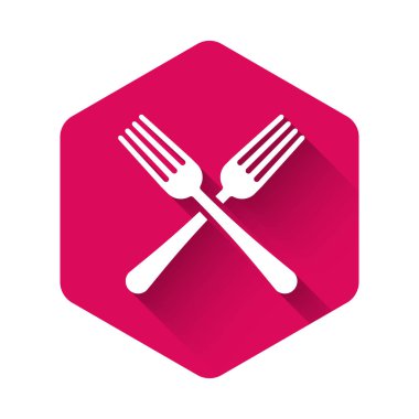 Beyaz çapraz çatal simgesi uzun gölge ile yalıtılmış. Çatal bıçak sembolü. Pembe altıgen düğmesi. Vektör Illustration