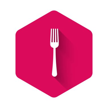 Beyaz çatal simgesi uzun gölge ile yalıtılmış. Çatal bıçak sembolü. Pembe altıgen düğmesi. Vektör Illustration