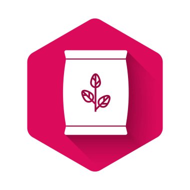 Beyaz gübre çantası simgesi uzun gölge ile izole. Pembe altıgen düğmesi. Vektör Illustration