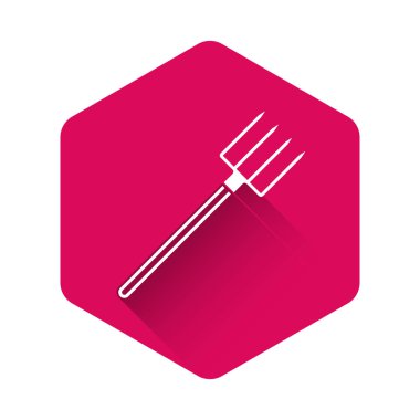 Beyaz Bahçe dirgen simgesi uzun gölge ile izole. Bahçe çatal işareti. Bahçecilik, tarım, Tarım için araç. Pembe altıgen düğmesi. Vektör Illustration