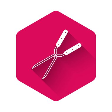 Beyaz Bahçe uzun gölge ile izole simgesi kırpma için el yapımı makas. Ahşap kolları ile budama makasları. Pembe altıgen düğmesi. Vektör Illustration