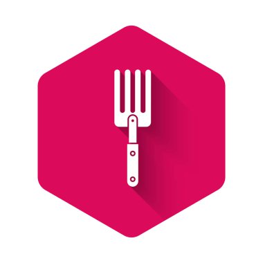 Beyaz Bahçe çatal simgesi uzun gölge ile yalıtılmış. Pitchfork simgesi. Bahçecilik, tarım, Tarım için araç. Pembe altıgen düğmesi. Vektör Illustration