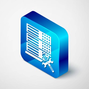 Beyaz arka planda yalıtılmış tornavida ve anahtar simgesi olan izometrik veritabanı sunucusu. Ayarlama, hizmet, ayarlama, bakım, onarım, sabitleme. Mavi kare düğmesi. Vektör Illustration