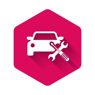 Uzun gölge ile izole tornavida ve anahtar simgesi ile beyaz araba. Ayarlama, hizmet, ayarlama, bakım, onarım, sabitleme. Pembe altıgen düğmesi. Vektör Illustration