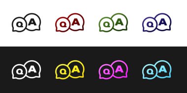 Konuşma baloncuklarını Soru ve Yanıt simgesiyle siyah ve beyaz arkaplanda izole et. Q ve A sembolü. SSS işareti. Konuşma balonu ve çizelgesi. Vektör İllüstrasyonu