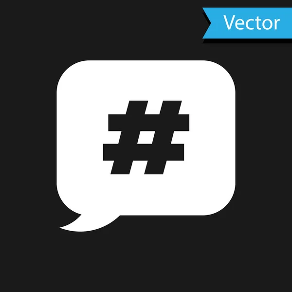 Icono de burbuja de voz Hashtag blanco aislado sobre fondo negro. Concepto de signo numérico, marketing en redes sociales, micro blogging. Ilustración vectorial — Vector de stock