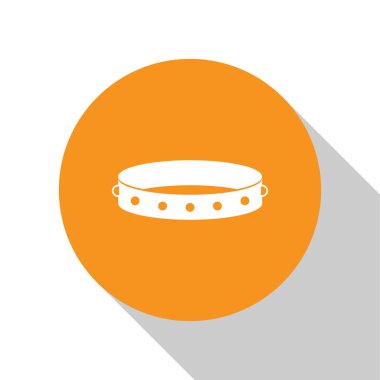 Beyaz deri fetiş yaka beyaz arka planda izole yüzey simgesi metal sivri ile. Fetiş aksesuarı. Erkek ve kadın için seks oyuncağı. Turuncu daire düğmesi. Vektör Illustration