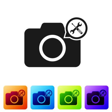 Beyaz arka planda izole tornavida ve anahtar simgesi ile siyah fotoğraf kamerası. Ayarlama, hizmet, ayarlama, bakım, onarım, sabitleme. Renk kare düğmelerinde simgeyi ayarlayın. Vektör Illustration