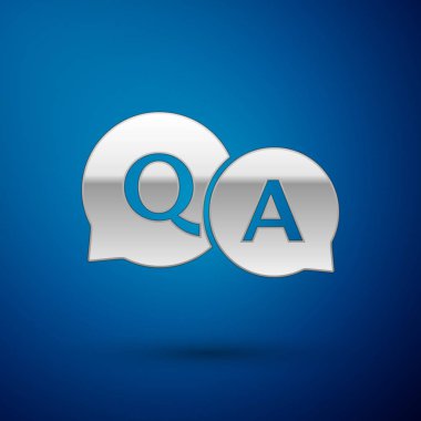 Mavi arka planda izole soru ve cevap simgesi ile gümüş konuşma kabarcıklar. Q ve A sembolü. SSS işareti. Sohbet konuşma balonu ve grafik. Vektör Illustration