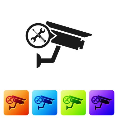 Beyaz arka planda izole tornavida ve anahtar simgesi ile siyah güvenlik kamera. Ayarlama, hizmet, ayarlama, bakım, onarım, sabitleme. Renk kare düğmelerinde simgeyi ayarlayın. Vektör Illustration