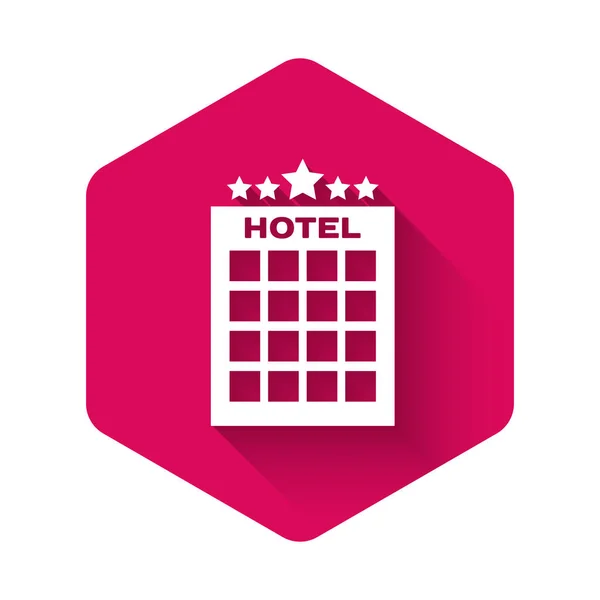 Ikona bílého hotelu je izolovaná s dlouhým stínem. Tlačítko s růžovým šestihranem. Vektorová ilustrace — Stockový vektor