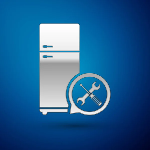 Zilveren koelkast met schroevendraaier en moersleutel pictogram geïsoleerd op blauwe achtergrond. Aanpassing, service, instelling, onderhoud, reparatie, bevestiging. Vector illustratie — Stockvector