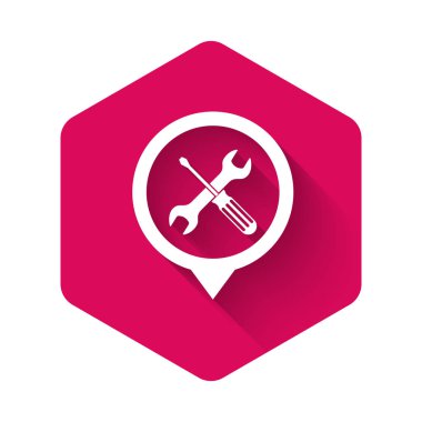 Uzun gölge ile yalıtılmış çapraz tornavida ve anahtar araçları simgesi ile beyaz konum. İşaretçi ayarları sembolü. Pembe altıgen düğmesi. Vektör Illustration