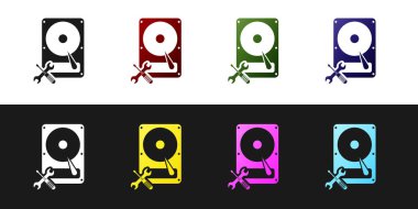 Siyah ve beyaz arka planda yalıtılmış tornavida ve anahtar simgesi ile sabit disk sürücüsünü ayarlayın. Ayarlama, hizmet, ayarlama, bakım, onarım, sabitleme. Vektör Illustration