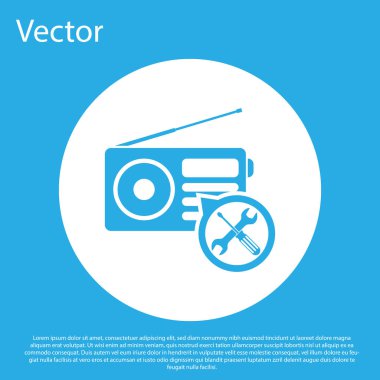 Mavi radyo ile tornavida ve anahtar simgesi mavi arka planda izole. Ayarlama, hizmet, ayarlama, bakım, onarım, sabitleme. Beyaz daire düğmesi. Vektör Illustration