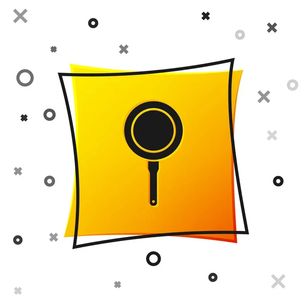 Icono de sartén negra aislado sobre fondo blanco. Símbolo de comida asada o frita. Botón cuadrado amarillo. Ilustración vectorial — Vector de stock