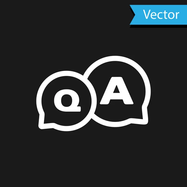Bolhas de discurso branco com ícone de pergunta e resposta isolado no fundo preto. Q e símbolo A. Assinatura FAQ. Chat bolha de fala e gráfico. Ilustração vetorial — Vetor de Stock