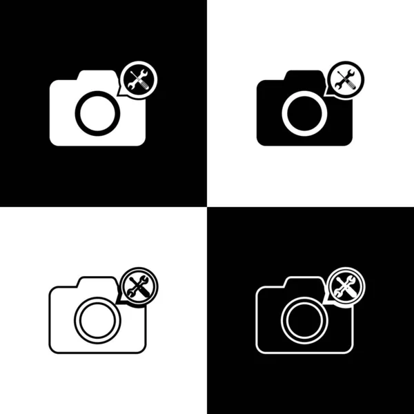 Set Cámara fotográfica con destornillador e icono de llave inglesa aislada sobre fondo blanco y negro. Ajuste, servicio, ajuste, mantenimiento, reparación, fijación. Ilustración vectorial — Vector de stock