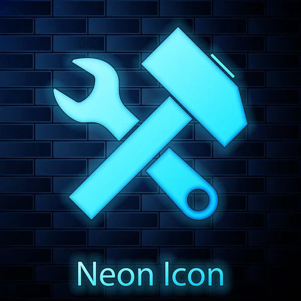 Świecący Neon skrzyżowany młotek i klucz ikona izolowane na tle muru ceglanego. Narzędzia sprzętowe. Ilustracja wektorowa — Wektor stockowy