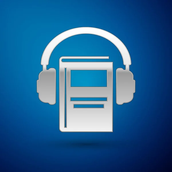 Icono de libro de audio plateado aislado sobre fondo azul. Reserva con auriculares. Signo de audio guía. Concepto de aprendizaje en línea. Ilustración vectorial — Archivo Imágenes Vectoriales