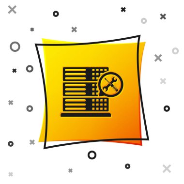 Beyaz arka planda yalıtılmış tornavida ve anahtar simgesi ile siyah veritabanı sunucusu. Ayarlama, hizmet, ayarlama, bakım, onarım, sabitleme. Sarı kare düğmesi. Vektör Illustration