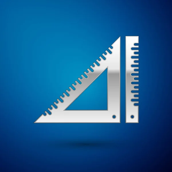 Ezüst háromszögletű vonalzó ikon izolált kék háttér. Straightedge szimbólum. Geometriai szimbólum. Vektoros illusztráció — Stock Vector