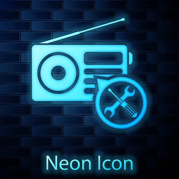 Świecące Neon radio z śrubokręt i klucz ikona izolowane na tle muru ceglanego. Regulacja, serwis, ustawienie, konserwacja, naprawa, mocowanie. Ilustracja wektorowa — Wektor stockowy