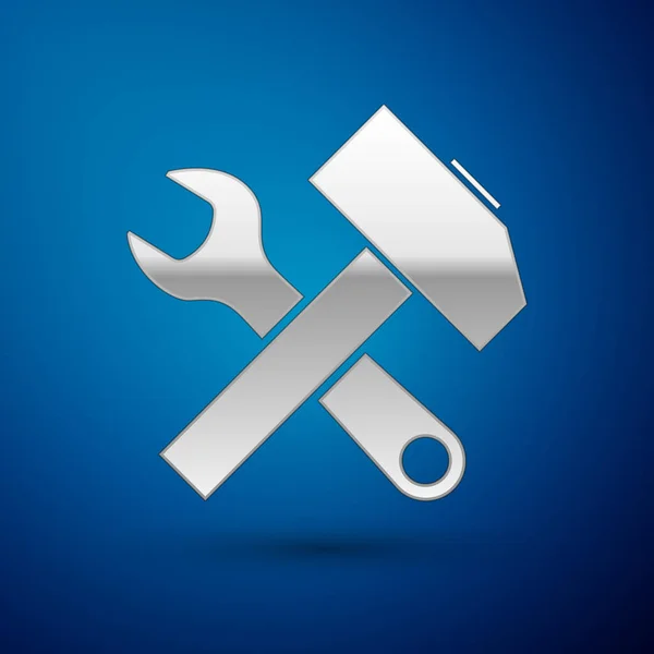 Prata Crossed martelo e chave ícone isolado no fundo azul. Ferramentas de hardware. Ilustração vetorial — Vetor de Stock