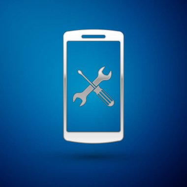 Mavi arka planda izole tornavida ve anahtar simgesi ile gümüş smartphone. Ayarlama, hizmet, ayarlama, bakım, onarım, sabitleme. Vektör Illustration