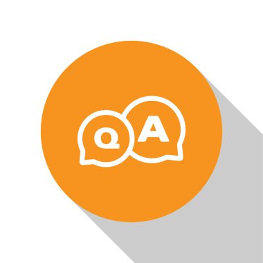 Beyaz konuşma, beyaz arka planda izole soru ve cevap simgesi ile kabarcıklar. Q ve A sembolü. SSS işareti. Sohbet konuşma balonu ve grafik. Turuncu daire düğmesi. Vektör Illustration