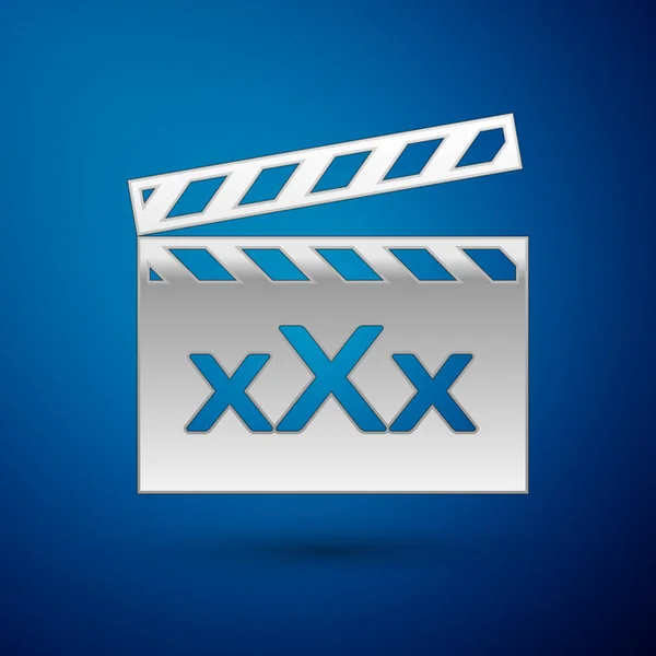 Frappeur de film argenté avec inscription XXX icône isolée sur fond bleu. Un symbole de restriction d'âge. 18 + signe de contenu. Chaîne adulte. Illustration vectorielle — Image vectorielle
