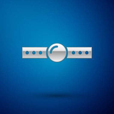 Mavi arka planda izole deri kemer simgesi ile gümüş silikon top gag. Fetiş aksesuarı. Erkek ve kadın için seks oyuncağı. Vektör Illustration